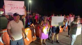 Cosamaloapan, Ver., 14 de julio de 2026.- La noche del lunes, familiares de Rafael Rendón Martínez y habitantes de la comunidad La Carolina cerraron la caseta de cobro para exigir justicia por su muerte, supuestamente causada por policías municipales.
