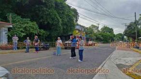Emiliano Zapata, Ver., 14 de julio de 2026.- Habitantes bloquearon el paso en la carretera Trancas-Alborada. Exigen reencarpetamiento de la carpeta de rodamiento para evitar accidentes.
