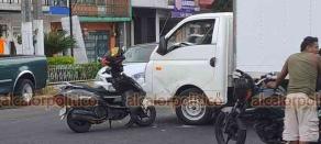 Xalapa, Ver., 15 de julio de 2026.- Motoneta y camioneta chocaron en la avenida Mártires 28 de Agosto, esquina con la calle Misantla, en la colonia Obrero Campesina. Tránsito del Estado arribó al sitio para atender el percance.
