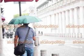 Xalapa, Ver., 16 de julio de 2026.- Se soltó la lluvia en el mediodía de este jueves en el Centro de la Capital.
