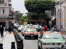 Xalapa, Ver., 17 de julio de 2026.- Se cerraron momentáneamente dos carriles de la calle Enríquez, frente al Palacio de Gobierno, por descarga de piezas de mármol de un tráiler, lo que provocó mucho tráfico.
