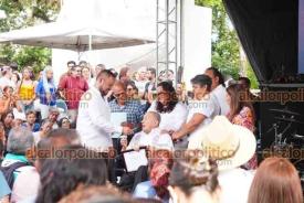 Xalapa, Ver., 17de julio de 2026.- Con homenaje a Paulino Vázquez, fundador de Los Súper Lamas, inició el Festival Danzoneando en la explanada del parque Juárez.