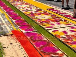 Xico, Ver., 19 de julio de 2026.- Desde temprana hora se comenzaron a elaborar los tradicionales tapetes de aserrÃn de colores, en el marco de las Fiestas Patronales de Santa MarÃa Magdalena 2026 que iniciaron ayer 18 de julio y terminan el 31.