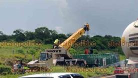 La Antigua, Ver., 20 de julio de 2026.- Cerca del mediodía, tráiler volcó fuera del camino en la carretera Veracruz-Cardel, antes de llegar a la caseta de cobro de La Antigua. Grúa llegó para retirar el contenedor.
