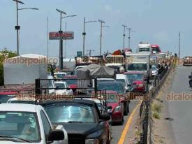 Veracruz, Ver., 20 de julio de 2026.- En la carretera Veracruz-Xalapa, a la altura de Las Bajadas, SIOP extrae agua estancada en la vialidad, cerrando tres carriles hacia la zona industrial. Constantes anegamientos, baches y deslaves ocasionan que tome hasta una hora cruzar esta parte de la ciudad.