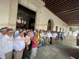Xalapa, Ver., 20 de julio de 2026.- Diversas organizaciones de transportistas acudieron al Palacio de Gobierno para entregar pliego petitorio sobre la reordenación vehicular y la regulación de apps de transporte mediante vehículos particulares.