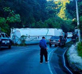 Jilotepec, Ver., 21 de julio de 2026.- En la carretera hacia Xalapa, pipa volcó a la altura de El Boquerón, lo que causó el cierre de circulación. Autoridades recomiendan usar rutas alternas.