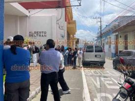 Xalapa, Ver., 21 de agosto de 2026.- Larga fila de personas se observa en la calle Juárez, en el Auditorio “Alberto Beltrán”, por el trámite de legalización de certificado de preparatoria, el cual requieren principalmente para entrar a la universidad. Algunos comentan esperar por horas.
