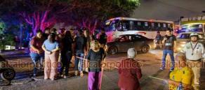 Xalapa, Ver., 21 de julio de 2026.- La noche de este martes, vecinos de la colonia Francisco Villa bloquean la avenida Chedraui Caram en ambos sentidos, a la altura de las vías del tren, para demandar una solución al desabasto de agua que afecta a la zona. El bloqueo genera afectaciones al tránsito vehicular.