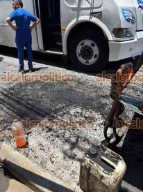 Xalapa, Ver., 22 de julio de 2026.- Ante la falta de atención de parte del Ayuntamiento, un grupo voluntario empezó a bachear la avenida Ruiz Cortines a la altura de Los Sauces, trabajando por cooperación voluntaria.
