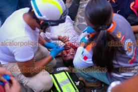 Xico, Ver., 22 de julio de 2026.- Durante la capea, hombres iniciaron riña en las gradas. Uno de los involucrados, para evitar que lo siguieran golpeando, se aventó de la grada y terminó lesionado.
