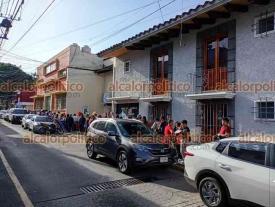 Xalapa, Ver., 23 de julio de 2026.- Desde temprano y bajo el sol se observa fila de egresados y familiares en el Auditorio “Alberto Beltrán” que han acudido a legalizar su certificado de bachillerato.
