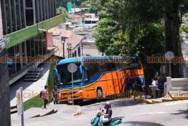 Xalapa, Ver., 23 de julio de 2026.- Autobús se quedó atorado en la salida de la calle de Barragán hacia Zaragoza, frente al Viaducto del parque Juárez.