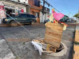 Xalapa, Ver., 24 de julio de 2026.- Con lo que pueden, vecinos de la calle Azueta cubren alcantarilla sin tapa para advertir a automovilistas del riesgo.
