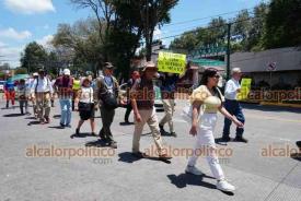 Xalapa, Ver., 25 de julio de 2026.- Personal del Instituto de Relaciones Culturales Mexicano Cubanas “Flores Magón-Mella”, marchó contra el bloqueo de Estados Unidos a la isla y por el aniversario del inicio de la Revolución Cubana, a conmemorarse este domingo. Movilización concluyó con un pronunciamiento en la Plaza Lerdo.