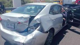 Tehuacán, Pueb., 25 de julio de 2026.- Al menos cinco lesionados y cierre de la circulación, es el saldo de carambola que involucró a nueve vehículos, en la carretera Cuacnopalan-Oaxaca, cerca de la caseta de Tehuacán. Esta vialidad corre paralela y tiene entronques con la 150-D, Puebla-Orizaba.
