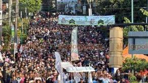 Xalapa, Ver., 26 de julio de 2026.- Cientos de personas participaron este domingo en un social run con banda, recorriendo las principales calles del Centro en una jornada que promovió la actividad física, la convivencia y el ambiente festivo.