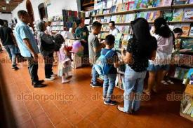 Xalapa, Ver., 26 de julio de 2026.- Presentaciones, talleres y diversas actividades disfrutan los visitantes de la Feria del Libro Infantil y Juvenil, en la prepa Juárez.