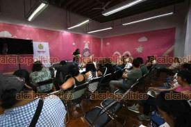 Xalapa, Ver., 26 de julio de 2026.- Presentaciones, talleres y diversas actividades disfrutan los visitantes de la Feria del Libro Infantil y Juvenil, en la prepa Juárez.
