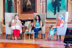 Xalapa, Ver., 27 de julio de 2026.- Como parte de las actividades de la Feria Nacional del Libro Infantil y Juvenil, se presentó el libro “Arrullos rotos, corazón blanco. Un canto a mis mujeres muertas”, de Salomé Torres. La acompañaron Edna Zamora y Teresa Pérez.
