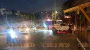 Xalapa, Ver., 27 de julio de 2026.- La noche de este lunes, habitantes bloquean el Camino Antiguo a Chiltoyac para exigir el restablecimiento del servicio de agua potable, al denunciar afectaciones por el desabasto en la zona.