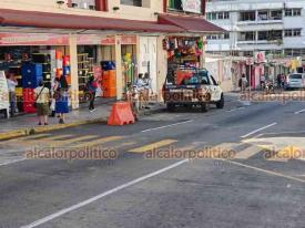 Xalapa, Ver., 28 de julio de 2026.- La mañana de este martes, personal de Tránsito del Estado colocó señalamientos en la calle Clavijero, desde Melchor Ocampo, para inhibir que automovilistas se estacionen en lugares prohibidos.
