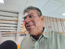 Coatzacoalcos, Ver., 28 de julio de 2026.- Habitantes de la zona poniente del municipio afectados por constantes apagones llegaron a una reunión con el superintendente de la CFE, Armando Morales, convocada por el Ayuntamiento.
