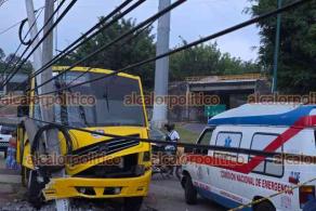 Xalapa, Ver., 29 de julio de 2026.- Autobús de “Los Amarillos” se impactó la tarde de este miércoles contra un poste en Arco Sur, a pocos metros del Poder Judicial de la Federación, movilizando a cuerpos de emergencia y afectando la circulación en la zona.