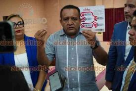 Xalapa, Ver., 30 julio 2026.- Tras concluir la audiencia de pruebas y alegatos en la sala Sebastián Lerdo de Tejada del palacio Legislativo, Raúl González Martínez, alcalde de Ixhuatlán del Sureste (segundo de izquierda a derecha) y su equipo de defensa
