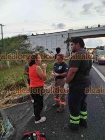 La Antigua, Ver., 31 de julio de 2026.- La tarde del jueves, una llanta que se desprendió de tráiler que se dirigía a Xalapa impactó dos vehículos, uno de los cuales terminó volcado fuera de la carretera, en el libramiento de Cardel con dirección a Veracruz Puerto. No se reportaron lesionados.
