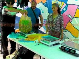 Xalapa, Ver., 31 de julio de 2026.- Productores de Tatatila trajeron a vender su cosecha de higo para recuperarse un poco ante la caída de precios. Se colocaron en la avenida Xalapa, esquina Villahermosa.
