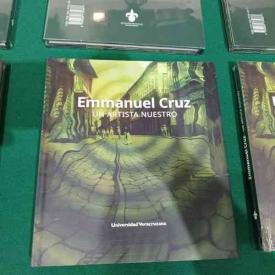 Xalapa, Ver., 31 de julio del 2026.- La noche de este viernes, el libro de arte Emmanuel Cruz, novedad editorial de la Universidad Veracruzana, fue presentado en el foro del Instituto Universitario REALIA. La obra ofrece una mirada íntima a la obra gráfica de este artista xalapeño fallecido en 2016, quien con sus pinturas embelleció diversos espacios públicos de la ciudad.