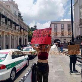 Xalapa, Ver., 1° de agosto del 2026.- En la Plaza Lerdo, grupo de ciudadanos condenó la intervención militar de Israel en Gaza. Asistentes se pronunciaron también por la defensa del agua y del territorio.
