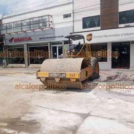 Xalapa, Ver., 1° de agosto de 2026.- Aunque el Ayuntamiento anunció que la rehabilitación de las losas de concreto en la confluencia de las avenidas Xalapa y 20 de Noviembre con calle Manuel C. Tello tendría un plazo de nueve días, contados a partir del 21 de julio, a 12 días de iniciada sigue sin concluirse.
