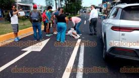 Emiliano Zapata, Ver., 2 de agosto de 2026.- Motociclista derrapó en la carretera Xalapa-Veracruz, a la altura de Plaza Xanat, lo que generó la movilización de cuerpos de emergencia. Testigos se acercaron para brindarle apoyo y después arribaron paramédicos para trasladarlo a un hospital.