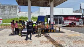 Boca del Río, Ver., 2 de agosto de 2026.- Tanque que era rellenado estalló en estación de servicio de Gas Mabarak, el mediodía de este domingo. El propietario del tanque y el despachador resultaron con golpes al salir aventados. Uno de los lesionados fue trasladado al hospital.