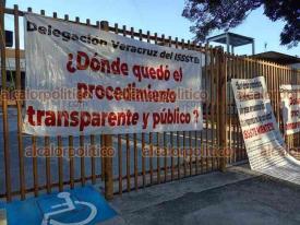 Xalapa, Ver., 3 de agosto de 2026.- Este lunes, padres de familia afiliados al ISSSTE tomaron la Delegación estatal ubicada en la avenida Xalapa, en protesta por el cambio de estancia infantil.
