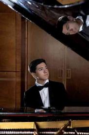 El joven pianista xalapeño, Ricardo Salazar Andrade, alumno del Instituto Superior de Música del Estado, fue uno de los dos seleccionados en todo el país para integrarse a la Orquesta Sinfónica Infantil de México, la cual iniciará una gira que pasará por diferentes estados y concluirá en el Palacio de Bellas Artes el 9 de de agosto.