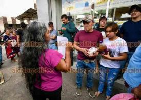 Xalapa, Ver., 4 de agosto de 2026.- La madre de Erik Campos pidió a las autoridades y a la ciudadanía ayuda para la localización con vida de su hijo, quien desapareció el 28 de julio. Pegaron fichas de búsqueda en la colonia Revolución.

