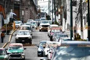 Xalapa, Ver., 4 de agosto de 2026.-  A pesar de que la remodelación de la calle Clavijero incluyó la construcción de isletas para estacionarse y permitir la fluidez del tráfico, automovilistas siguen estacionándose en doble fila, provocando tráfico en la zona.
