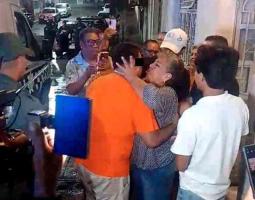 Mendoza, Ver., 5 de agosto de 2026.- Tras dejar penal de Amatlán al ser absuelto en el caso del homicidio de una docente, Jesús Alberto “N” volvió a su casa. Estará sujeto a arraigo domiciliario por los presuntos delitos de daños a las instituciones y contra la seguridad pública.

