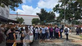 Xalapa, Ver., 6 de agosto de 2026.- Docentes de la UPAV de varios municipios arribaron a la Capital para exigir el pago de salarios pendientes. Como medida de presión para que sus demandas sean atendidas bloquearon la avenida Xalapa, a la altura de SEFIPLAN, en el carril al centro.
