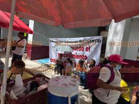 Xalapa, Ver., 6 de agosto de 2026.- La toma de la Delegación estatal del ISSSTE por parte de padres de familia a causa del conflicto por cambio de estancia infantil llega a su cuarto día.
