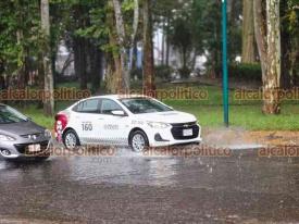 Xalapa, Ver., 6 de agosto de 2026.- La lluvia sorprendió a docentes de la UPAV que bloqueaban la circulación en las avenidas Xalapa y Ruiz Cortines, lo que permitió que se abriera el paso.
