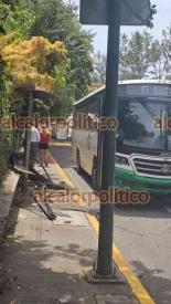 Xalapa, Ver., 8 de agosto de 2026.- Este sábado, autobús TRS impactó con el espejo la parada de camión, en la avenida Lázaro Cárdenas a la altura de Plaza Ánimas, lo que ocasionó que parte de la estructura cayera sobre una persona, quien fue atendida en el lugar y no requirió hospitalización.
