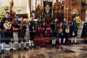 Xalapa, Ver., 8 de agosto de 2026.- Integrantes de la Estudiantina de la Universidad de Guanajuato realizaron un acto en la Catedral Metropolitana como parte del Festival de Tunas que se encuentra en Xalapa.