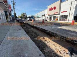 Xalapa, Ver., 10 de agosto de 2026.- Continúa la rehabilitación de losas de concreto en la avenida 20 de Noviembre esquina con Manuel C Tello. Ayuntamiento informó que prevé concluir el viernes 14. La circulación se redujo a un carril; se pide circular con precaución.
