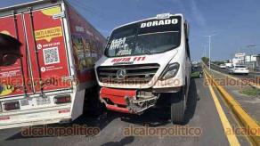 Veracruz, Ver., 10 de agosto de 2026.- La mañana de este lunes, autobús de la ruta “Dorado” perdió el control en el descenso del distribuidor vial Cabeza Olmeca y chocó contra un automóvil y una camioneta de carga, arrastrando varios metros a ambos vehículos. Una persona resultó con lesiones menores.
