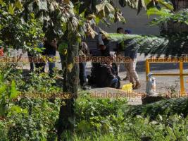 Xalapa, Ver., 11 de agosto de 2026.- Movilización policiaca se registró en la colonia Casa Blanca tras el hallazgo del cuerpo sin vida de una persona en la laguna de la zona.
