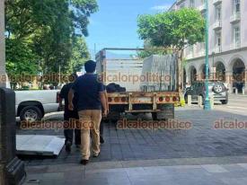 Xalapa, Ver., 11 de agosto de 2026.- Antes de la conferencia de la gobernadora Rocío Nahle colocan vallas en la entrada al Palacio de Gobierno. Pese a críticas, esta acción continúa llevándose a cabo.
